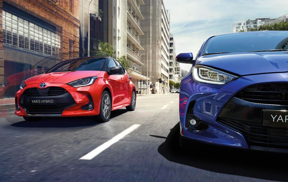 Toyota Yaris in blau und rot