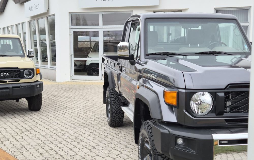Landcruiser vor dem Firmengebäude Frech