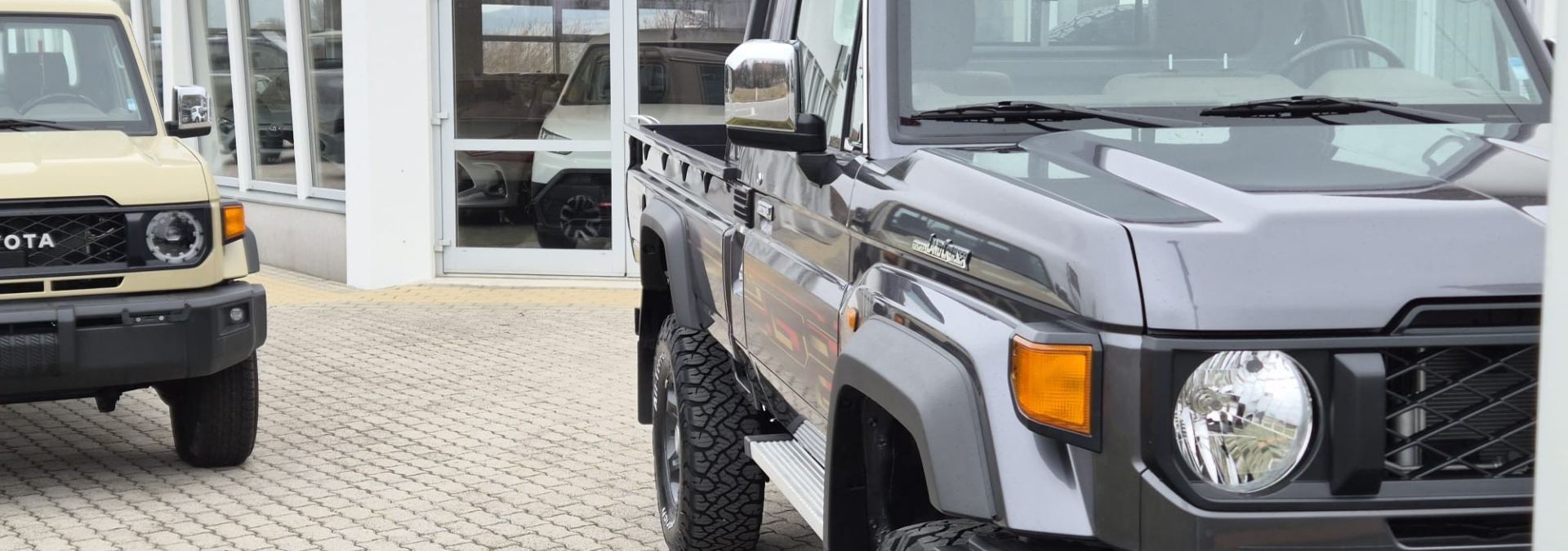 Landcruiser vor dem Firmengebäude Frech