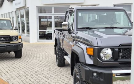 Landcruiser vor dem Firmengebäude Frech