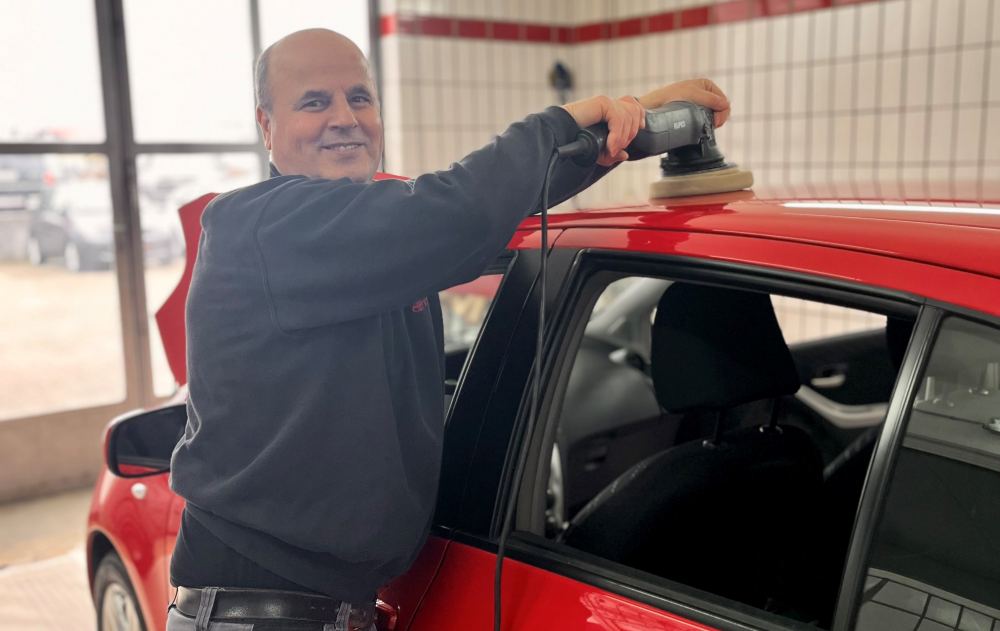 Unser Fahrzeugaufbereiter bei der Arbeit